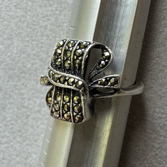 925 Sterling Silver Vintage Marcasite Bow Tie Ring Sz 4.5 - Picture 1 of 13